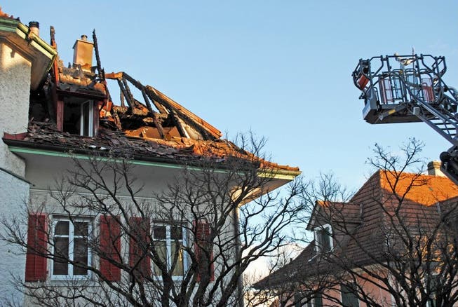 Dachstock-Brand eines Mehrfamilienhauses (Symbolbild)
