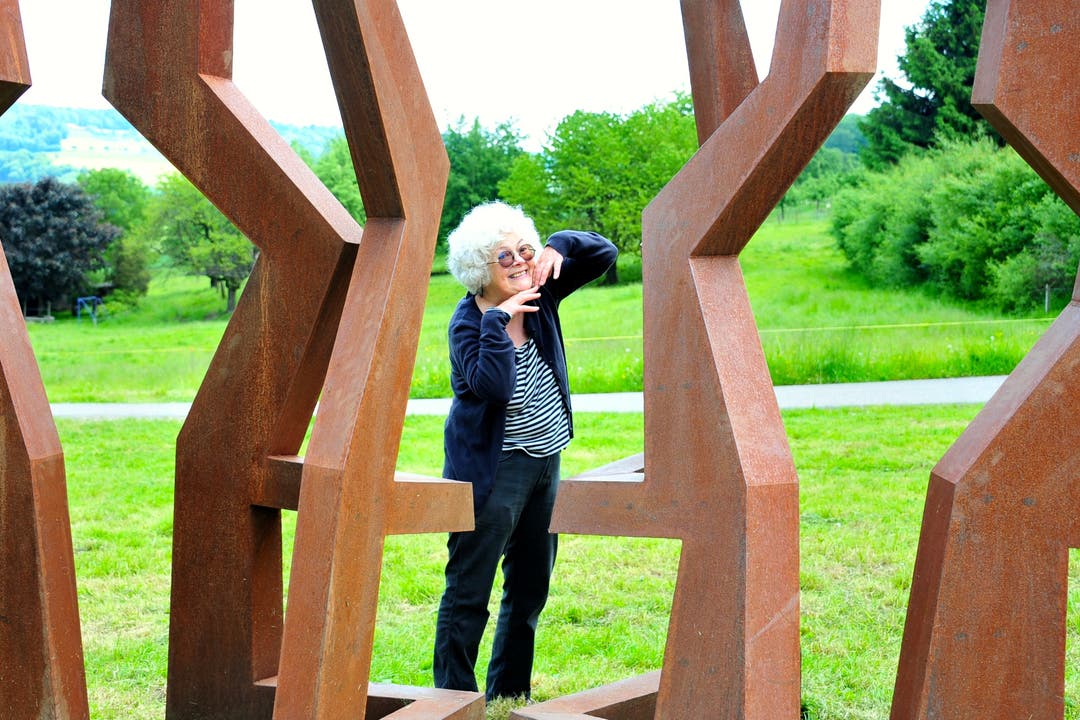 Gillian White und einige ihrer Kunstwerke Mai 2015: Die gebürtige Britin posiert mit ihrer Eisenplastik "La famille" am neuen Standort im Degermoos in Lengnau AG.