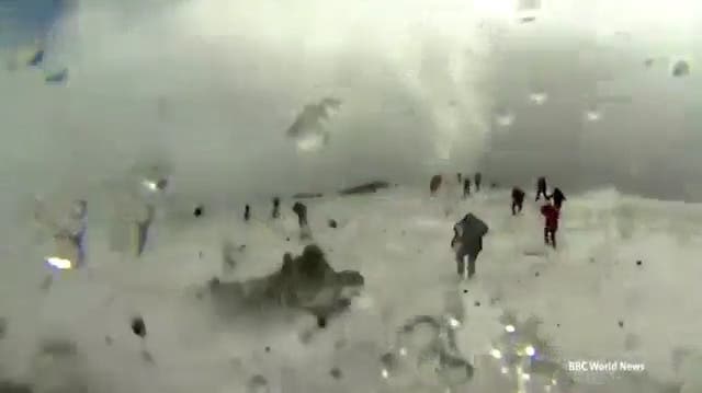 Auf dem Vulkan: Dieses Video zeigt, wie das BBC-Team vor dem Ätna flüchtet