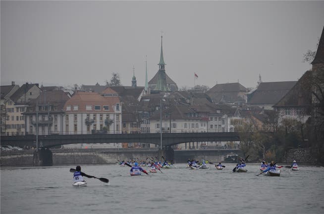 Ungewohntes Bild: Eine Armada von Kanuten im Novembergrau auf der Aare unterwegs.