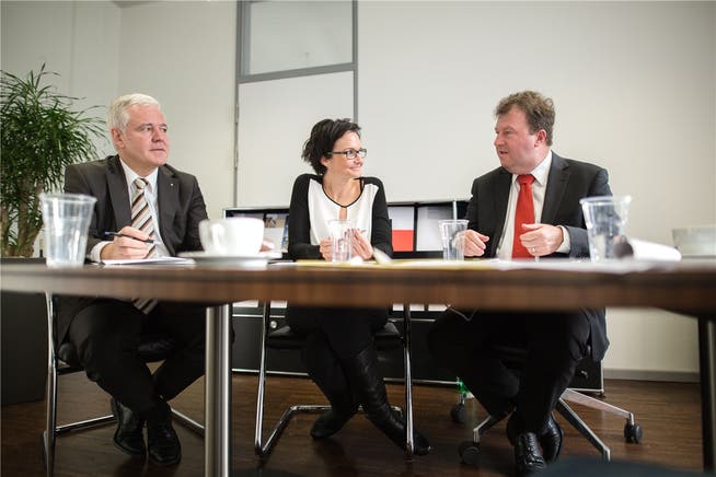 Verbandspräsident Rolf Kissling (l.) sowie die Vorstandsmitglieder Rebecca Baumann und Andreas Anderegg erläutern das Geschäftsjahr 2015 der 20 dem Verband angeschlossenen Solothurner Raiffeisenbanken.
