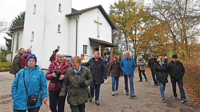 Die Spaziergängerinnen und Spaziergänger beim Verlassen der evangelisch-reformierten Kirche Däniken