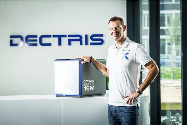 Dectris-CEO Christian Brönnimann zeigt den Röntgendetektor «Eiger»: Er lieferte Informationen im Kampf gegen das Zika-Virus.Chris Iseli