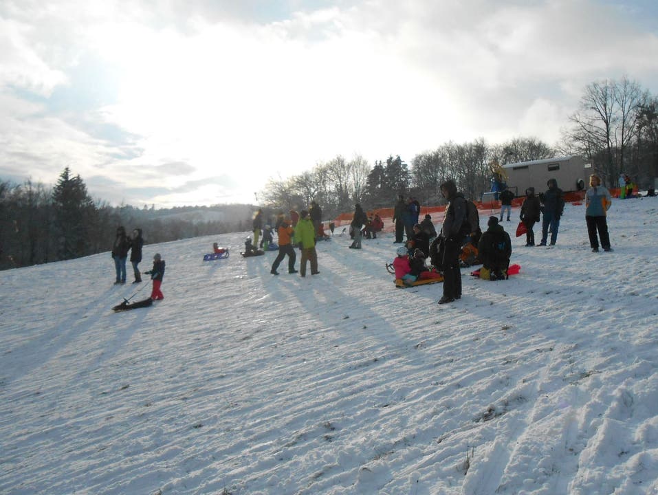 Der erste Schnee ist da - grosser Andrang herrscht beim Skilift Rotberg zwischen Villigen und Mandach