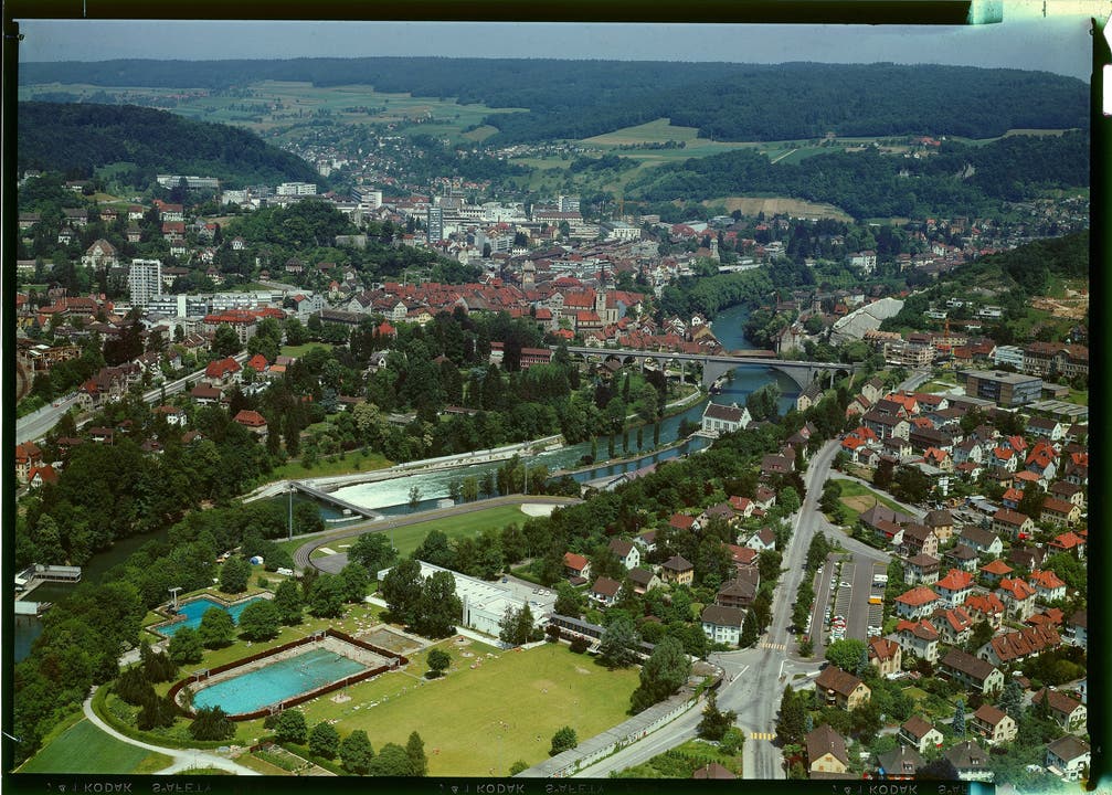 Baden 1970 von oben aus süd-östlichem Blickwinkel. Im Bild: das Stadtzentrum, der Elektrotechnikkonzern Brown Boveri &amp; Cie. (BBC, später ABB), die Hochbrücke und das Terrassenschwimmbad.