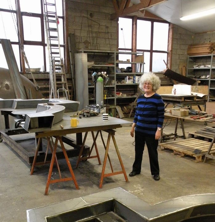 Februar 2011: Gillian White in ihrem Atelier während den Arbeiten für die Stahlskulptur «Hermes», die auf dem Gemeinschaftsgrab des Friedhofs Brugg vorgesehen war.