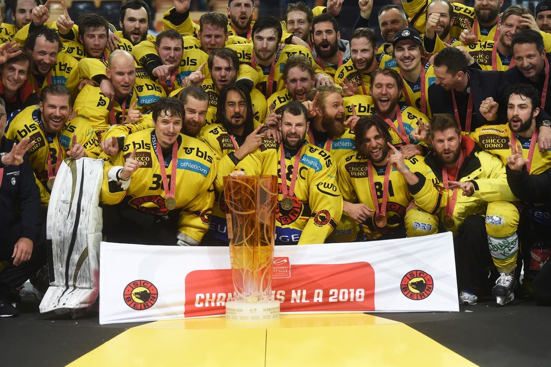 Die Berner Meistermannschaft mit ihrem Pokal