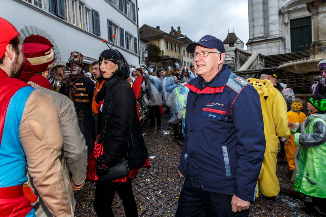 Kurz vor dem Zapfenstreich: Hansruedi Bart, Einsatzleiter der Stadtpolizei Solothurn, beobachtet die Situation vor der St. Ursentreppe und wartet auf den Startschuss.