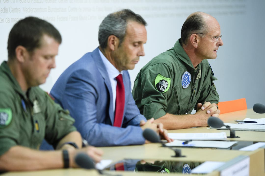 F/A-18 Pilot Pierre de Goumoëns, Kommunikationschef Jürrg Nussbaum und Felix Stoffel, Chef Berufsfliegerkorps, informieren am Unglückstag über die aktuelle Lage.