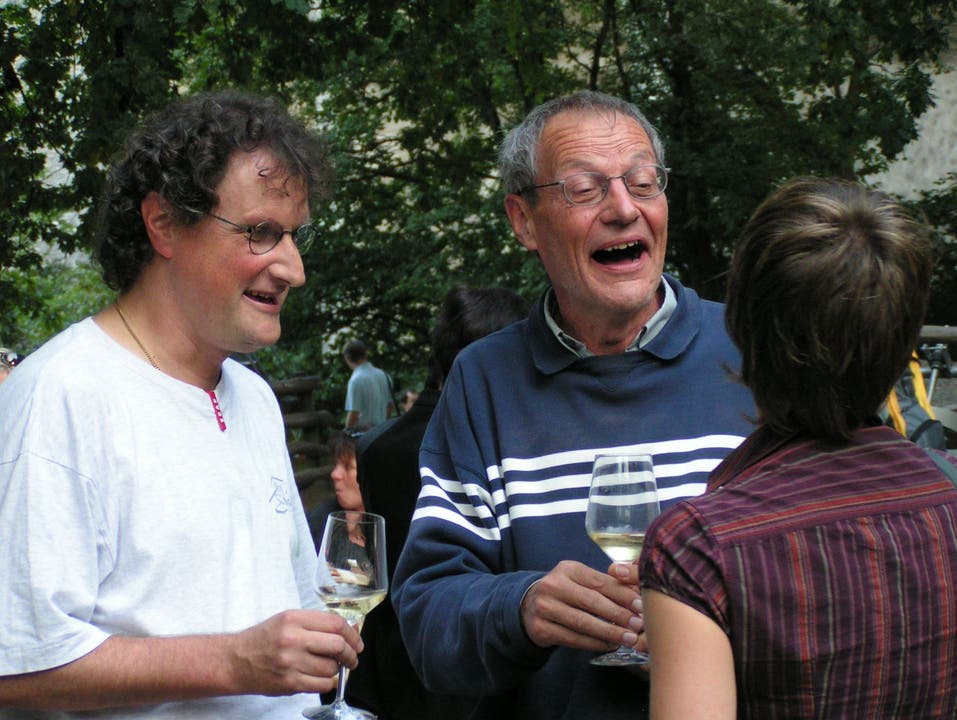 Geri Müller (team) feiert beim Kindergarten Graben seine Wahl zu Badens Vizeammann. Er wurde am 25. September 2005 mit einem glänzenden Resultat gewählt. Zu den Gratulanten gehört auch Peter Kamm, rechts. Foto Feller