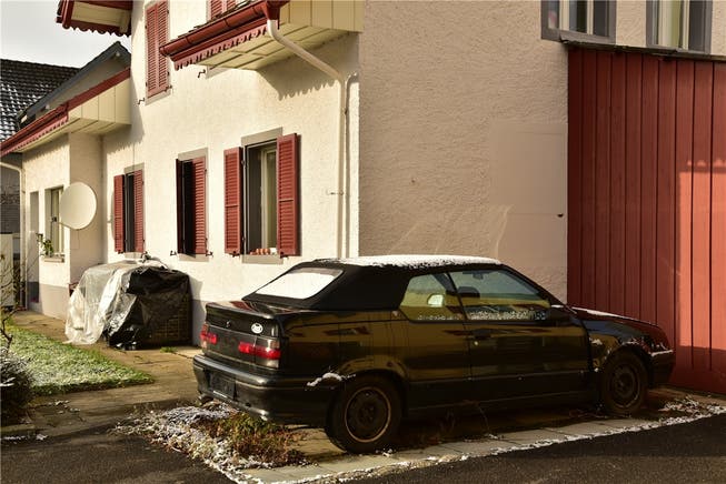 Der Renault steht seit 1½ Jahren auf dem Parkplatz eines Privatgrundstücks an der Hauptstrasse 60 in Erlinsbach.