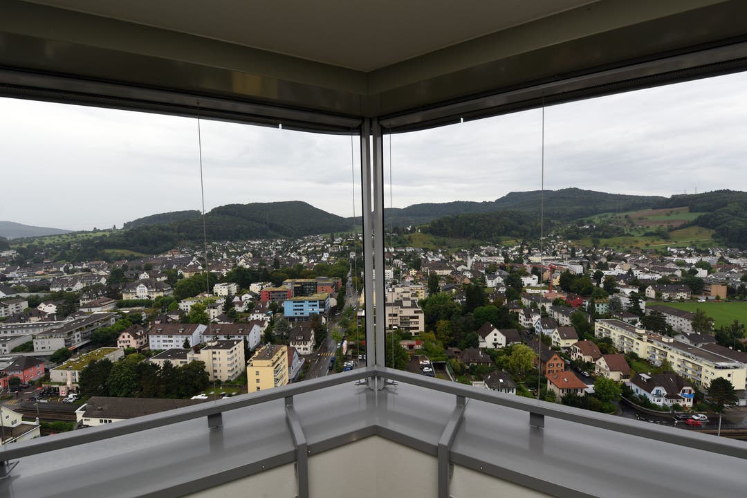 So sieht es vom 15. Stock des Aquila-Turms aus: Beim Südblick versperrt der Adlerberg die Sicht auf Frenkendorf und Liestal.