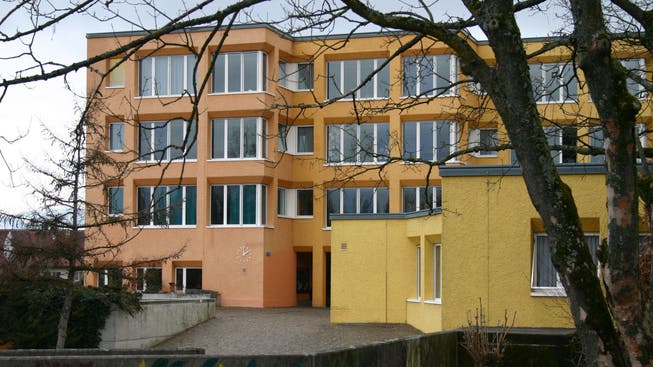 Schulhaus in Oberengstringen: Die neue Co-Schulleitung besteht aus drei Frauen.