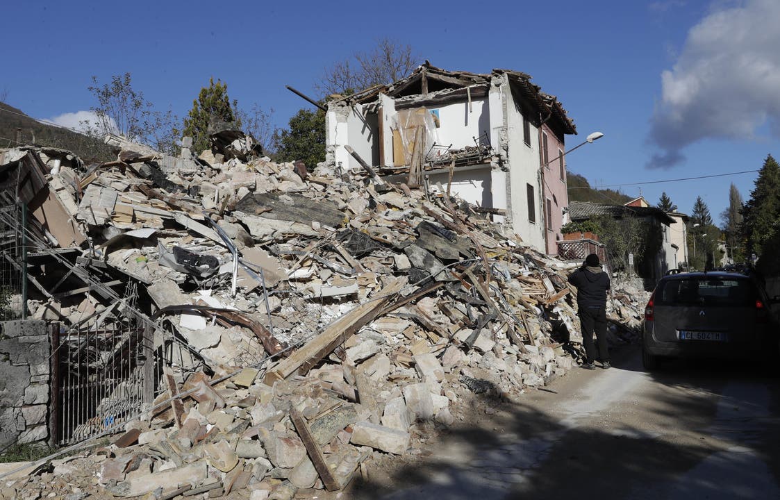 27.Oktober 2016 Der heftigste Erdstoss wird nahe der Ortschaft Visso südöstlich von Perugia gemessen. Ganze Häuser werden zerstört, wie ein Augenschein am Tag nach dem Beben zeigt.
