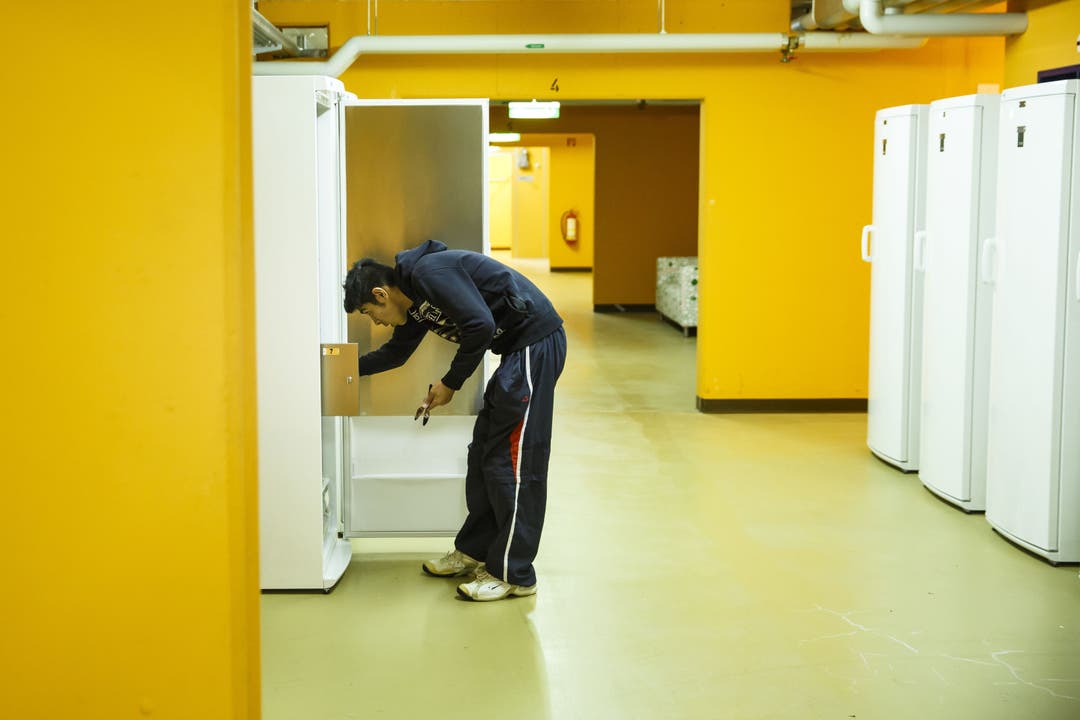 Im Kühlschrank hat jeder Asylsuchende sein eigenes Fach