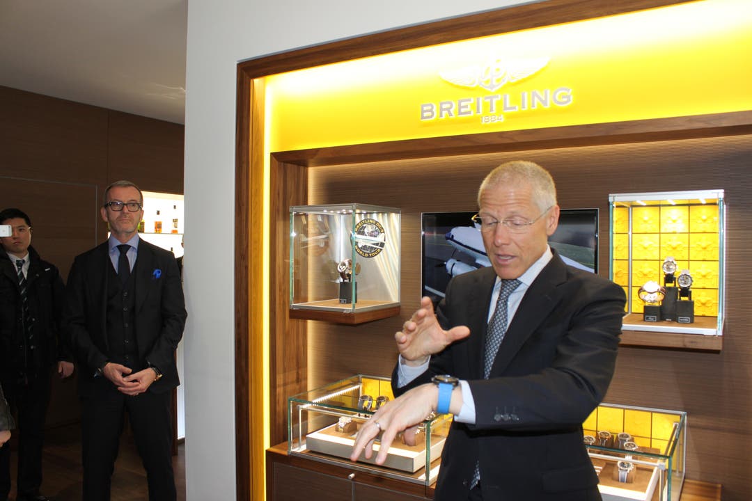 Breitling Vice-President Jean-Paul Girardinerläutert die Besonderheiten des Navitimer