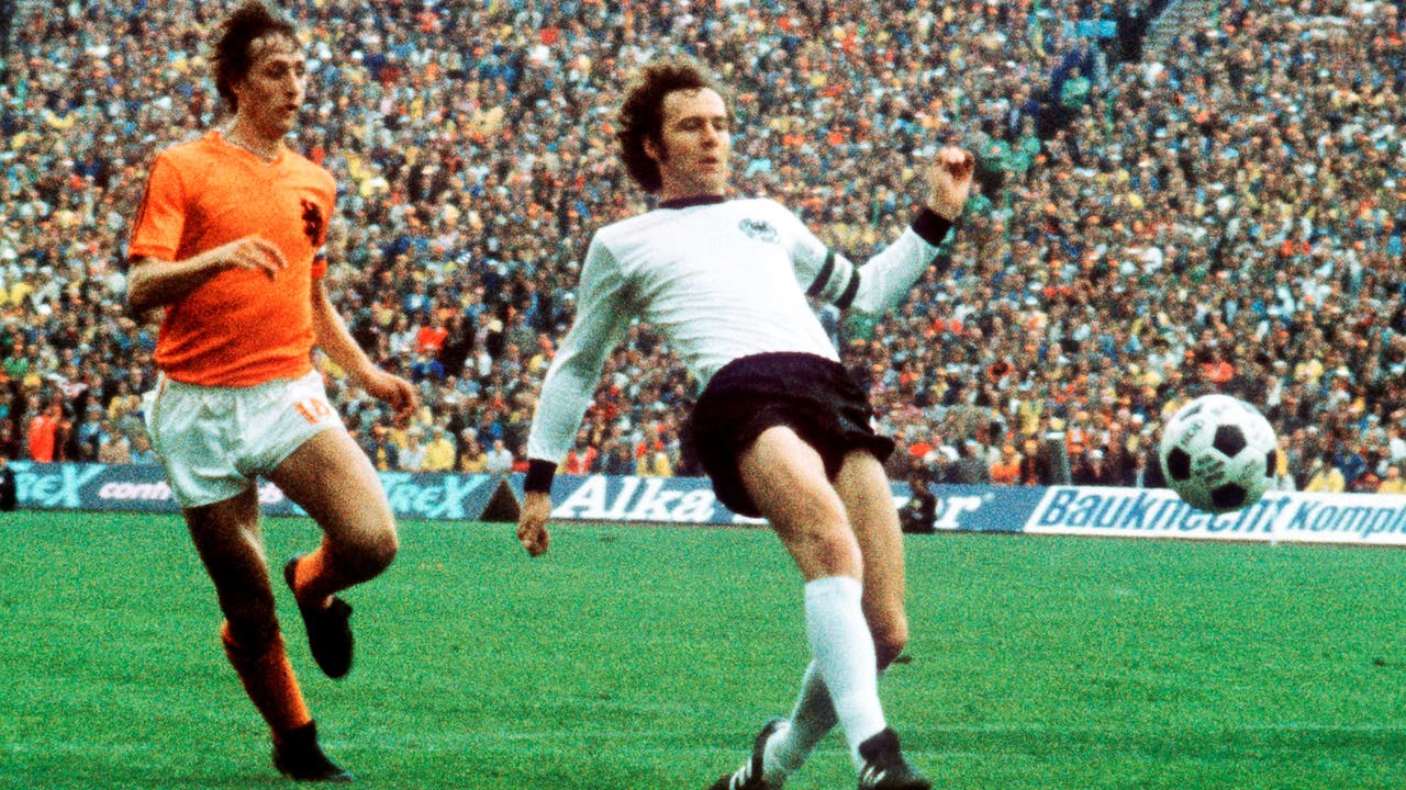 Seine wohl bitterste sportliche Niederlage: Johann Cruyff unterlag mit Holland im WM-Final 1974 gegen Deutschland mit 1:2 - rechts Franz Beckenbauer.