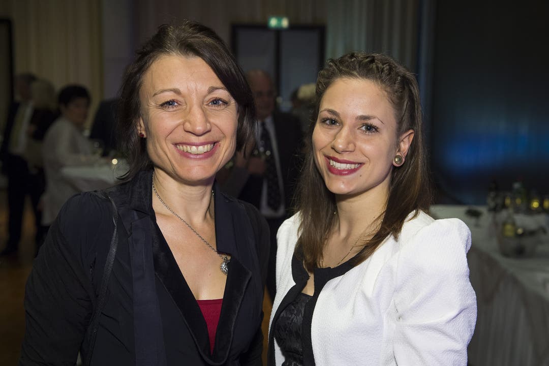 Yvonne Feri mit ihrer Tochter Celina im Jahr 2016 Gemeinsam besuchten Mutter und Tochter das Neujahrskonzert und den Neujahrsapero in Wettingen.