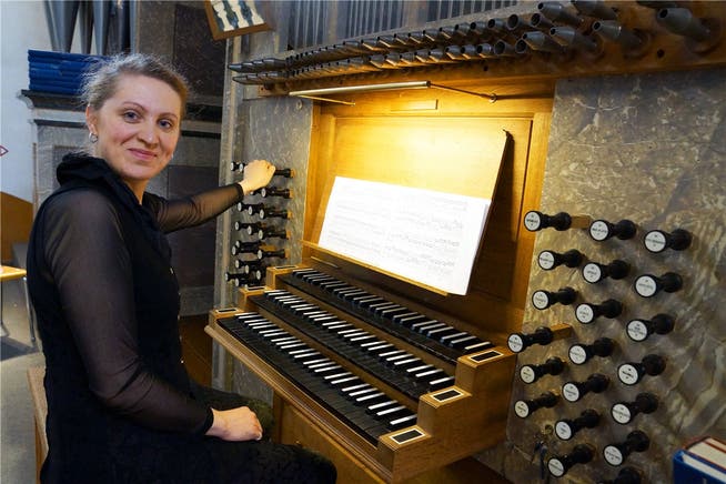 Zieht alle Register – Alina Nikitina beim Üben für ihr Konzert in der Stadtkirche Baden. Ursula Burgherr
