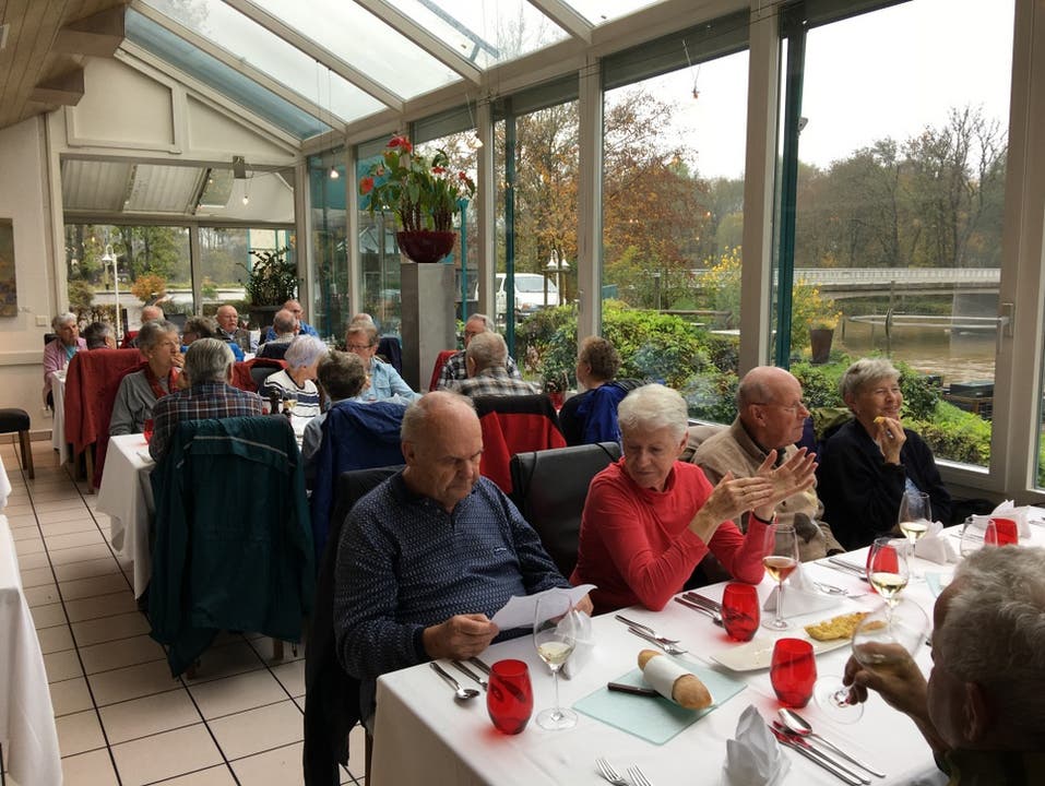 Die 300ste Dietiker Seniorenwanderung vom 26. Oktober 2016 Im Restaurant Rüssbrugg in Ottenbach mit Sicht auf die hochgehende Reuss