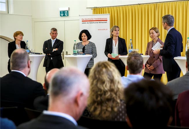 Moderator Rolf Schmid (ganz rechts) befragte die fünf Neukandidierenden für den Regierungsrat, welche versuchten, bei den Unternehmern zu punkten (v.l.): Nicole Hirt (GLP), Manfred Küng (SVP), Marianne Meister (FDP), Brigit Wyss (Grüne) und Susanne Schaffner (SP).hanspeter Bärtschi