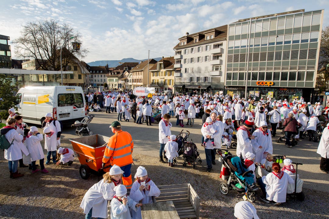 Chinderchesslete 2017 in Solothurn: Besammlung auf dem Dornacherplatz Fasnacht Chesslete Kinder