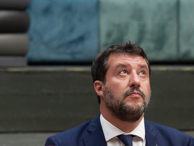 Matteo Salvini, ehemaliger Innenminister von Italien, sitzt im Gerichtssaal. Italien entschärft die unter Ex-Innenminister Matteo Salvini eingeführten Anti-Migrationsgesetze und senkt die Geldstrafen für Seenotretter beim unerlaubten Einlaufen. Foto: Valeria Ferraro/SOPA Images via ZUMA Wire/dpa