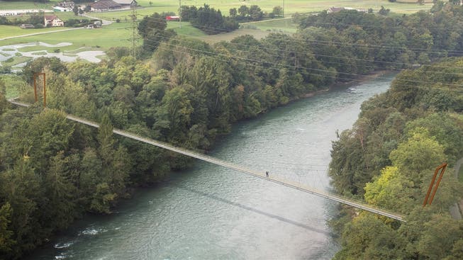 So hätte die Hängebrücke zwischen Stetten (rechts) und Nesselnbach ausgesehen. Doch daraus wird nichts: Das Baugesuch wurde abgewiesen. Dem Vorhaben stehen natur- und landschaftsschützerische Interessen entgegen.
