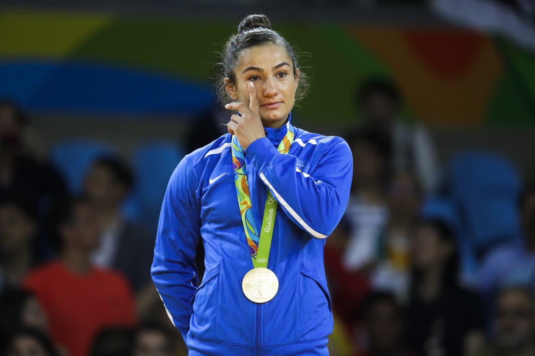 Tränen an der Siegerehrung. Majlinda Kelmendi gewinnt für Kosovo das erste Olympiagold in der Geschichte des Landes.