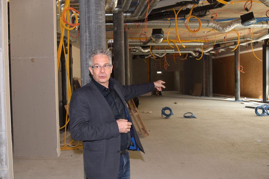 Architekt Markus Schärer im neuen Mehrzweckraum im Neubau