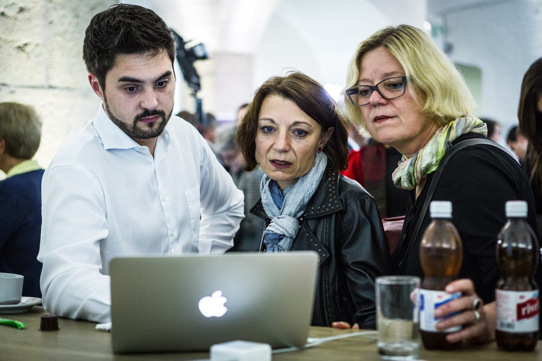 Yvonne Feri (Mitte) wartet auf die Resultate an den Nationalratswahlen im Oktober 2015 Starren auf den Bildschirm: Die beiden wiedergewählten SP-Nationalräte Cédric Wermuth und Yvonne Feri (von links).