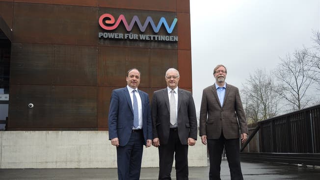 Sie stehen für die neue Rechtsform (v. l.): Gemeindeammann Markus Dieth, Gemeinderat Roland Kuster und EWW-Geschäftsleiter Peter Wiederkehr.