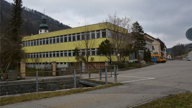 Die ehemalige Uhrenfabrik in Holderbank soll in drei aneinander liegende Reihenwohnhäuser mit 14 Wohnungen umgebaut werden.