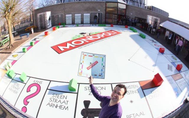 Das ist Rekord: Eine holländische Schule baute das grösste Brettspiel aller Zeiten. Foto: GUINNESS WORLD RECORDS