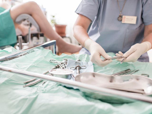 Eine Gynäkologin bereitet die Instrumente für eine chirurgische Abtreibung vor. (Symbolbild)