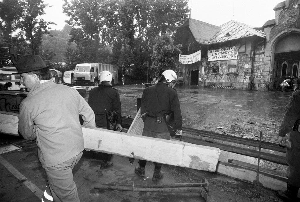 Die Berner Stadtpolizei räumte am 31. Mai 1995 die besetzte Berner Reithalle, nachdem die Räumungsfrist am 26. Mai ungenutzt verstrichen ist.