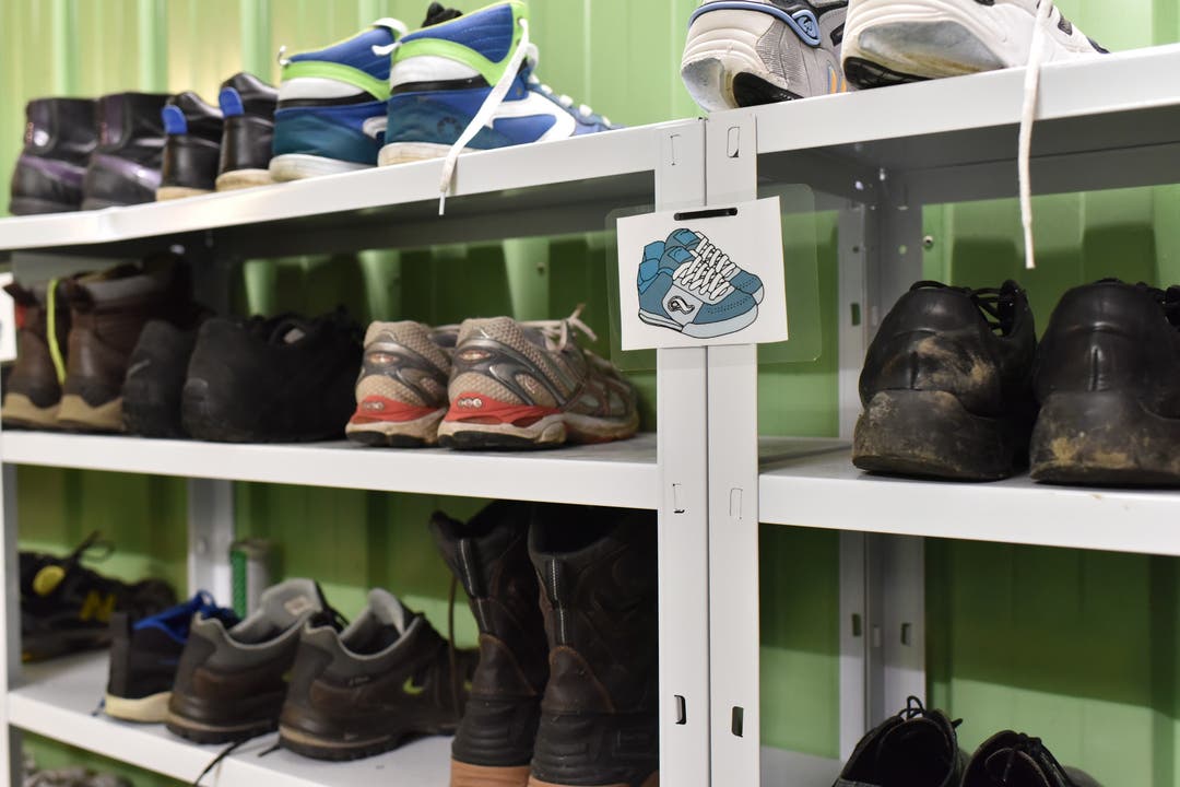 Schuhständer in der Asylunterkunft