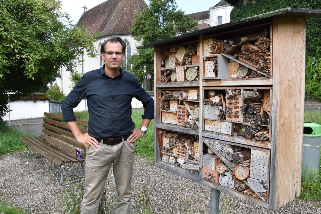 Patrick Schärer, Leiter des Solothurner Werkhofes, vor dem Insektenhotel.