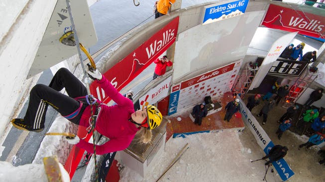 So sah das Ganze 2014 aus: Petra Klingler beim Ice Climbing World Cup im Parkhaus von Saas-Fee.