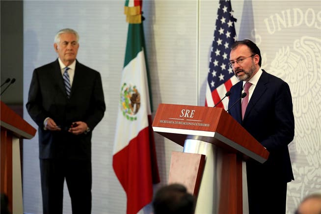 Ernste Gesichter bei der Pressekonferenz: US-Aussenminister Tillerson und sein mexikanischer Amtskollege Videgaray (rechts).