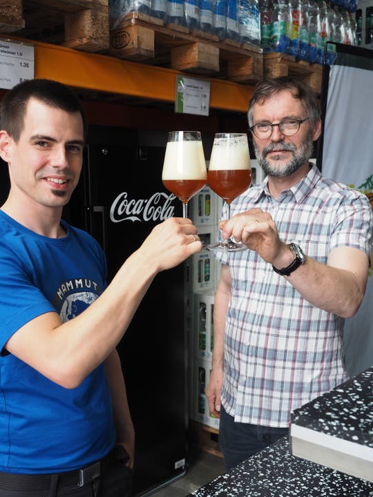 Luc van Loon (rechts) und Sohn Jan experimentieren gerne mit Bier