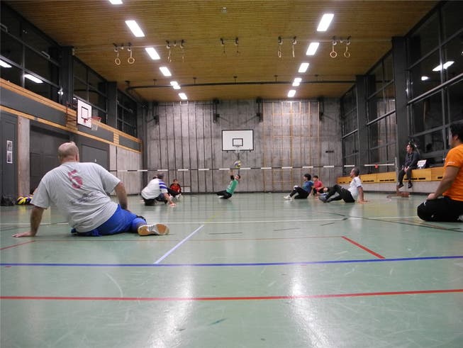 Der Behinderten-Sportclub Limmattal bietet jeden Freitag in der Turnhalle Brunewiis Trainingsstunden im Sitzball an.