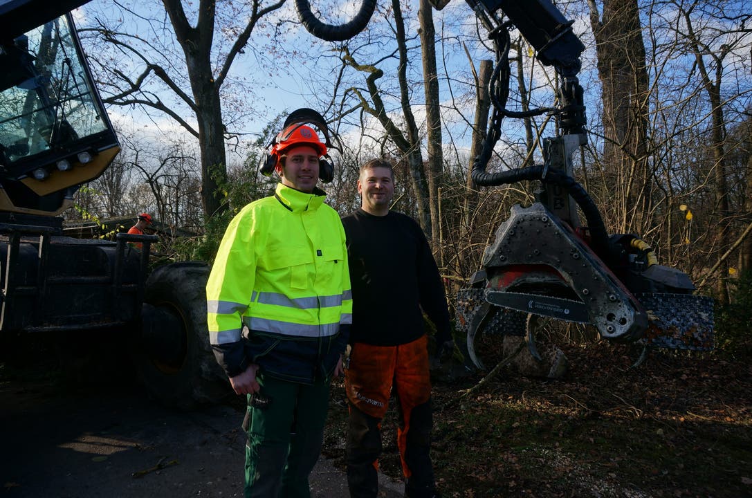 Zuständiger Förster des Forstreviers Katzensee Daniel Dahmen (links) hat den Holzschlag organisiert.