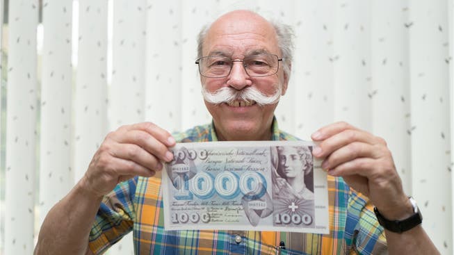 Paul Studer mit der dekorativen 1000er-Note der 5. Ausgabe der SNB, die erst im Jahr 2000 ihren Wert verlor. Mario Heller