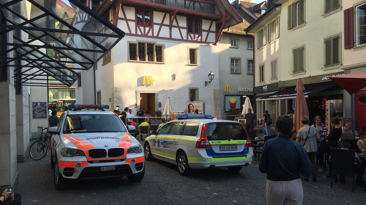 Am späten Nachmittag brach in der McDonald's Filiale in Aarau einen Brand aus. Klicken Sie sich durch die Bilder.
