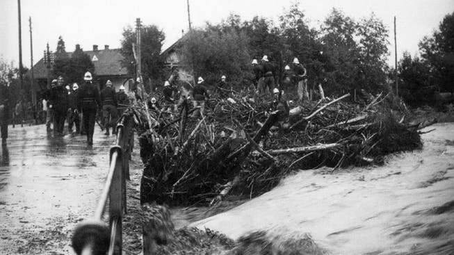 Halsbrecherischer Einsatz: Die Biberister Feuerwehr auf der Emmebrücke bei Räumarbeiten während des Hochwassers von 1910.
