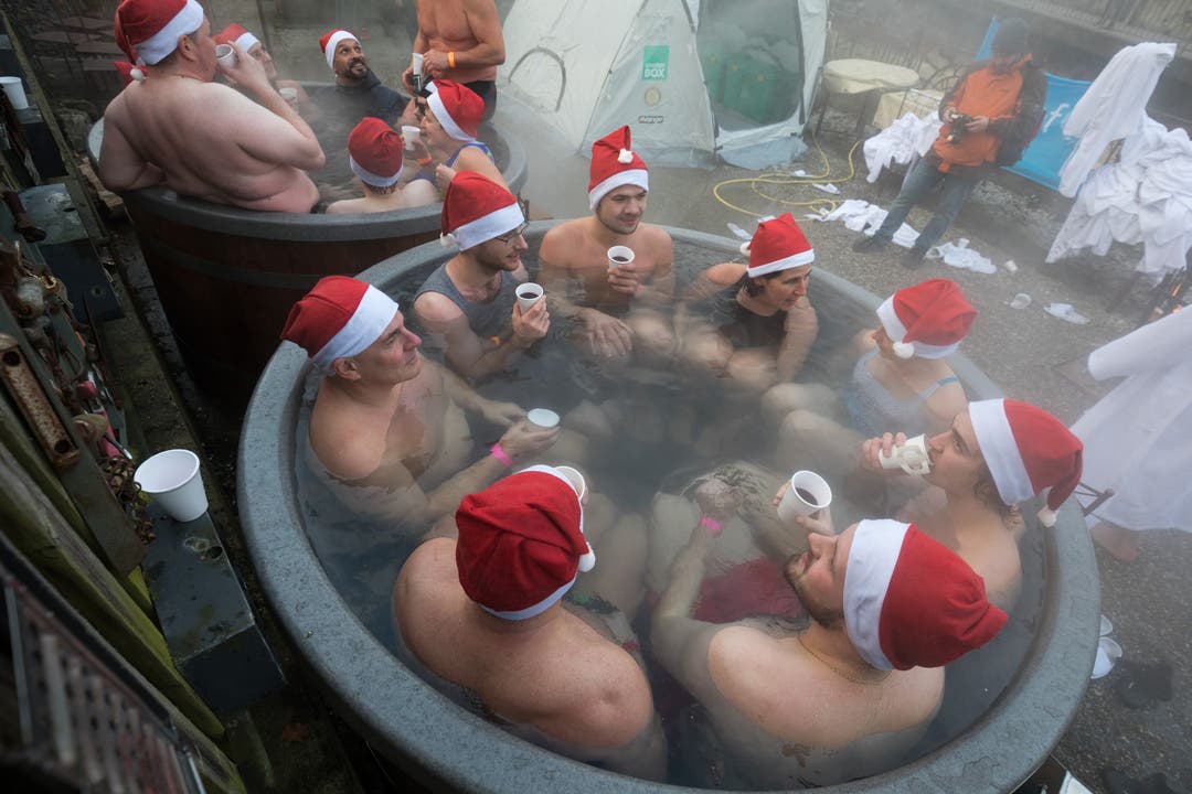 Die Schwimmerinnen und Schwimmer wärmen sich im Hot Tub auf