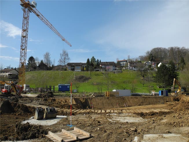 Der Baubeginn für die vier Mehrfamilienhäuser auf dem Areal Hofacher ist erfolgt. Für die sechs Einfamilienhäuser am Hang steht die Bewilligung noch aus. mf