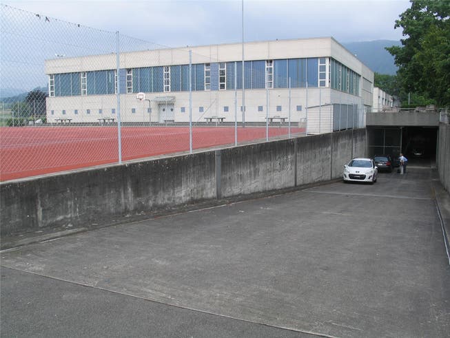 Das zum Verkauf stehende Militärspital befindet sich in den Untergeschossen unter der Kreisschule Mittelgösgen; rechts im Bild der Eingang. zvg