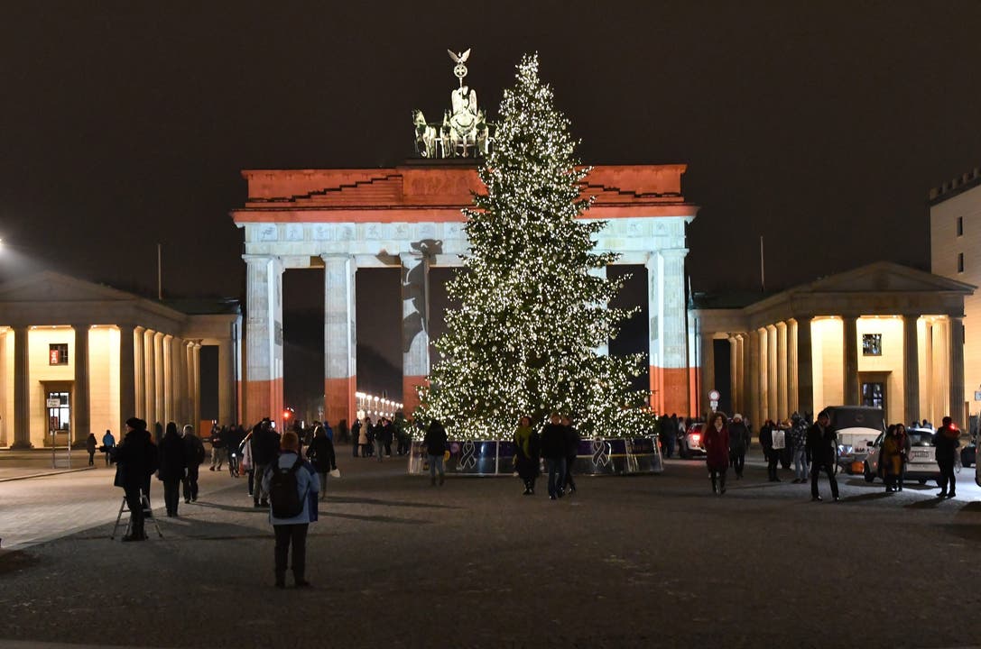 Das Brandenburger Tor leuchtet am Abend nach dem Anschlag in den Berliner Farben.